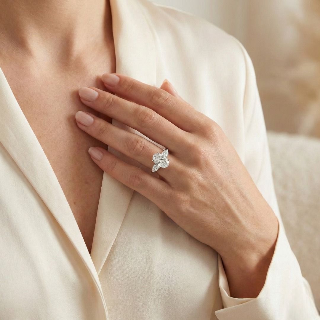 טבעת טרילוגיה עם שלושה יהלומים טבעיים במשקל כולל 3.35 קראט בזהב לבן 18 קראט, מתועדת GIA – תמונה 2