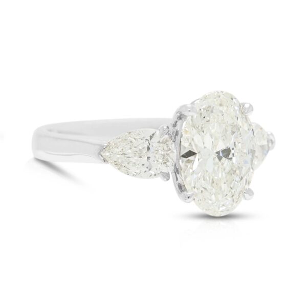 טבעת טרילוגיה עם שלושה יהלומים טבעיים במשקל כולל 3.35 קראט בזהב לבן 18 קראט, מתועדת GIA