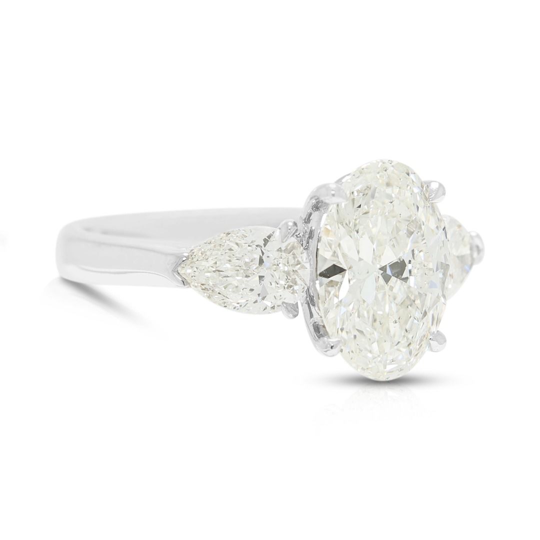 טבעת טרילוגיה עם שלושה יהלומים טבעיים במשקל כולל 3.35 קראט בזהב לבן 18 קראט, מתועדת GIA – תמונה 3