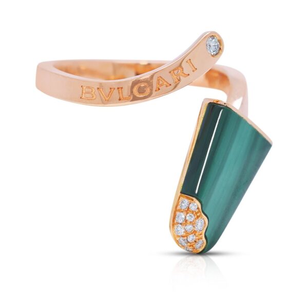 טבעת בולגרי ג'לאטי מלכיט ויהלומים שובבה במשקל 0.54 קראט, בזהב ורוד 18 קראט (סט מלא עם תעודה).