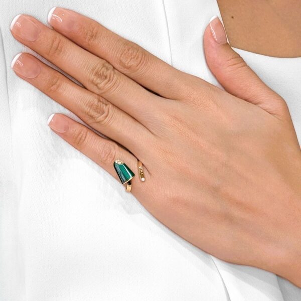 טבעת בולגרי ג'לאטי מלכיט ויהלומים שובבה במשקל 0.54 קראט, בזהב ורוד 18 קראט (סט מלא עם תעודה).