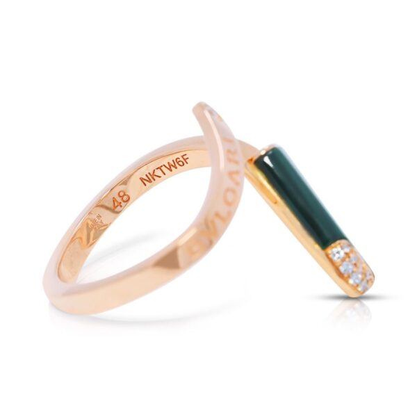 טבעת בולגרי ג'לאטי מלכיט ויהלומים שובבה במשקל 0.54 קראט, בזהב ורוד 18 קראט (סט מלא עם תעודה).