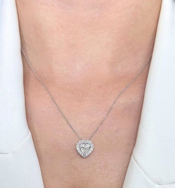 שרשרת יהלומים יוקרתית 1.21 קרט עם תליון לב בצורת הילה מזהב לבן 18 קרט - מתועדת IGI