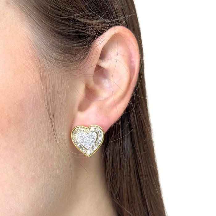 עגילי יהלומים יקרים בצורת לב במשקל 2.37 קראט בזהב צהוב ולבן 18k - מתועדים IGI – תמונה 9