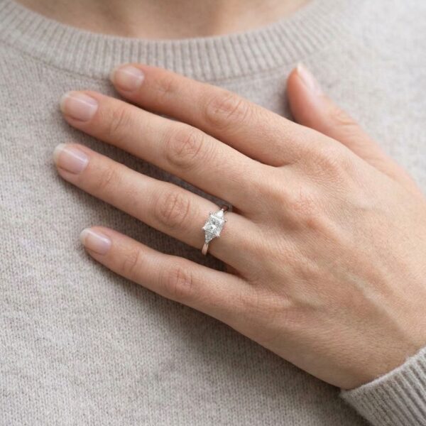 טבעת שלושה יהלומים יוקרתית מפלטינה, משובצת יהלום טבעי 0.79ct - מתועדת GIA