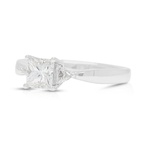 טבעת שלושה יהלומים יוקרתית מפלטינה, משובצת יהלום טבעי 0.79ct - מתועדת GIA