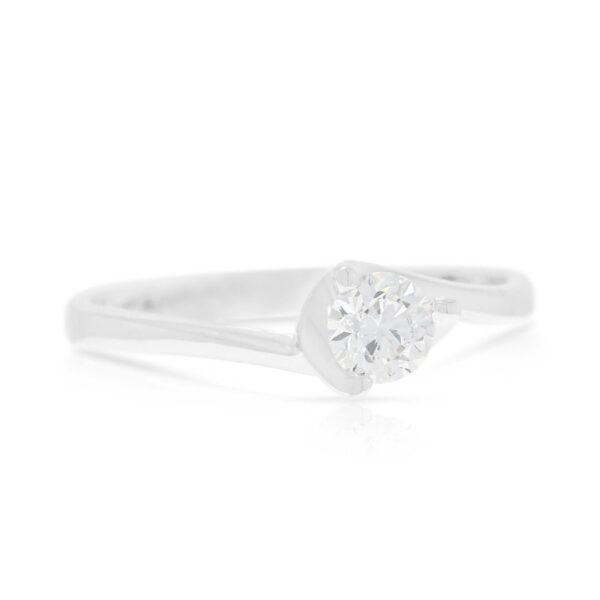 סוליטר ראשונית, יהלום טבעי 0.30 קראט בחיתוך עגול מבריק בעיצוב מעבר, בזהב לבן 18 קראט