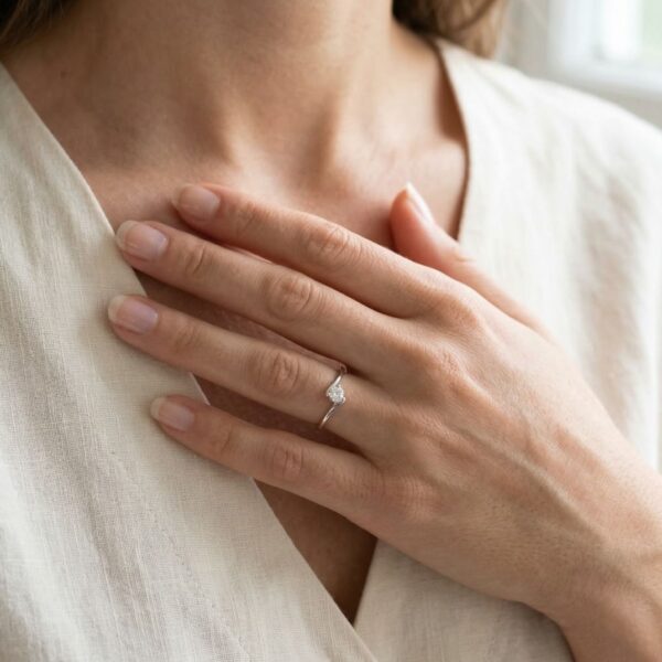 סוליטר ראשונית, יהלום טבעי 0.30 קראט בחיתוך עגול מבריק בעיצוב מעבר, בזהב לבן 18 קראט