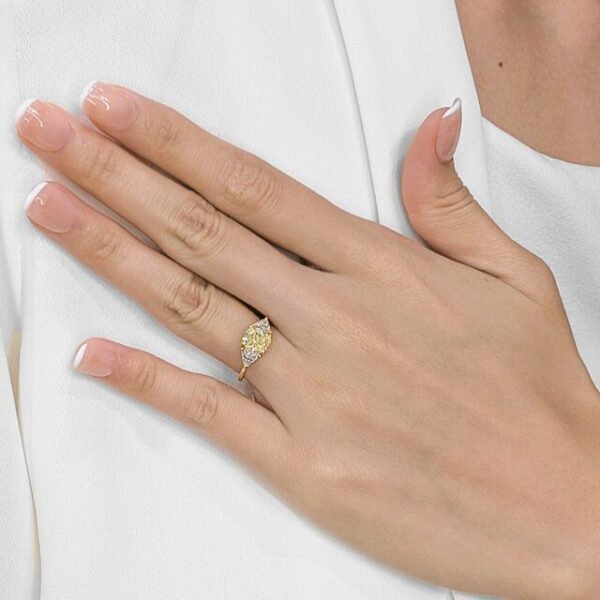 טבעת יהלום טבעי נוצצת 2.03 קראט. בחיתוך כרית משובצת שלוש אבנים - תעודת GIA