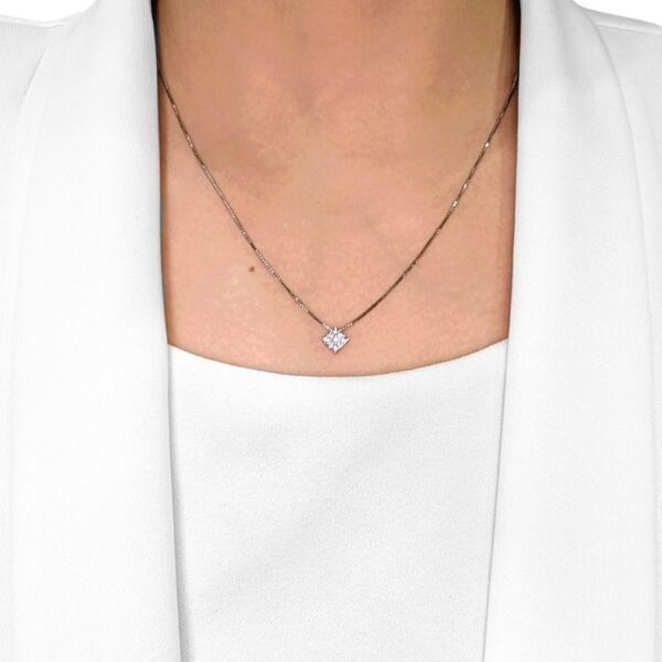 תליון ושרשרת זוהרים מזהב לבן 18 קראט עם אשכול יהלומים טבעיים 0.13 קראט