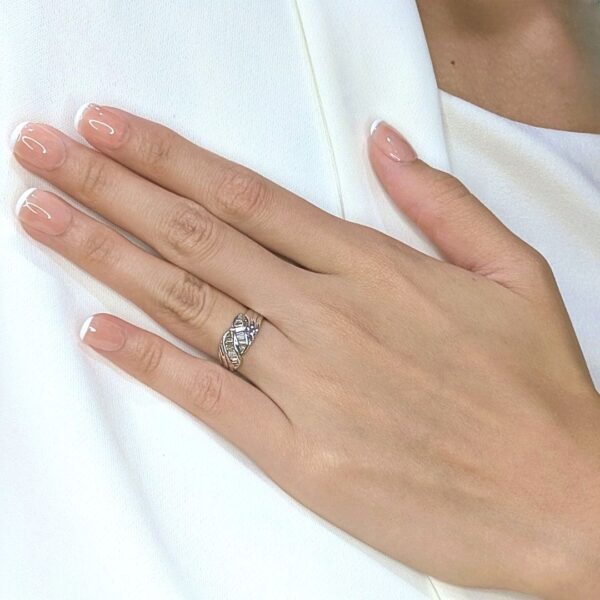 טבעת גל מתחדד יהלום טבעי זוהר 0.28 קראט בזהב לבן 18 קראט