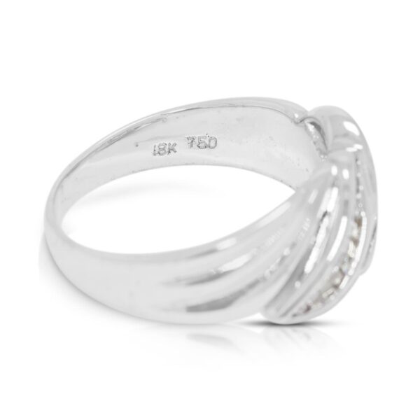 טבעת גל מתחדד יהלום טבעי זוהר 0.28 קראט בזהב לבן 18 קראט