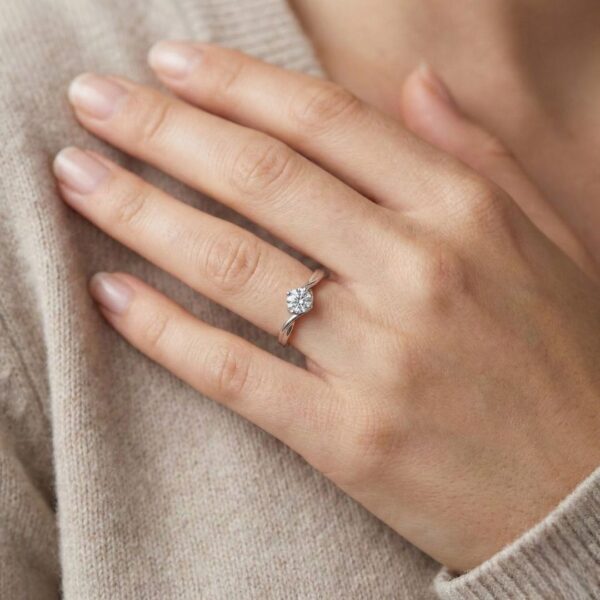 טבעת סוליטר יהלום טבעי 0.50 קראט Radiant מבית Love & Co. בזהב לבן 18 קראט (חדש-לא נענד) - מתועדת IGI