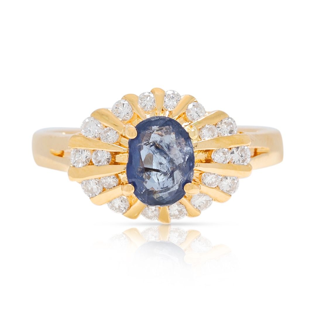 טבעת זוהרת בעיצוב קרני שמש עם יהלום טבעי 0.52 קראט ואבן ספיר כחולה אובלית בזהב צהוב 20K