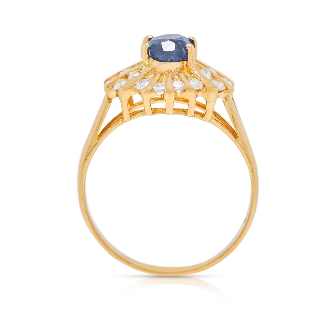 טבעת זוהרת בעיצוב קרני שמש עם יהלום טבעי 0.52 קראט ואבן ספיר כחולה אובלית בזהב צהוב 20K – תמונה 7
