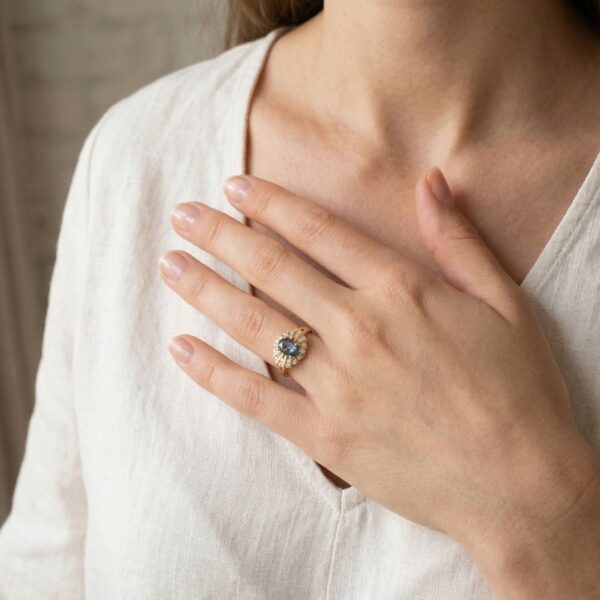 טבעת זוהרת בעיצוב קרני שמש עם יהלום טבעי 0.52 קראט ואבן ספיר כחולה אובלית בזהב צהוב 20K