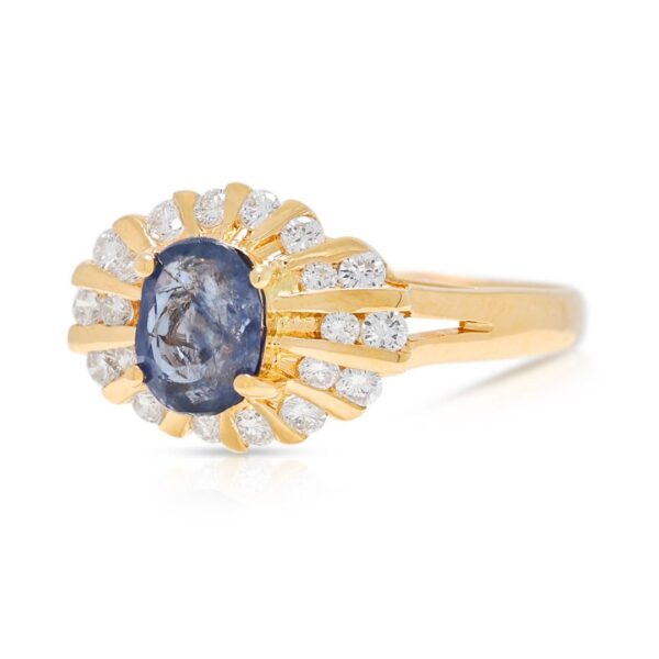 טבעת זוהרת בעיצוב קרני שמש עם יהלום טבעי 0.52 קראט ואבן ספיר כחולה אובלית בזהב צהוב 20K