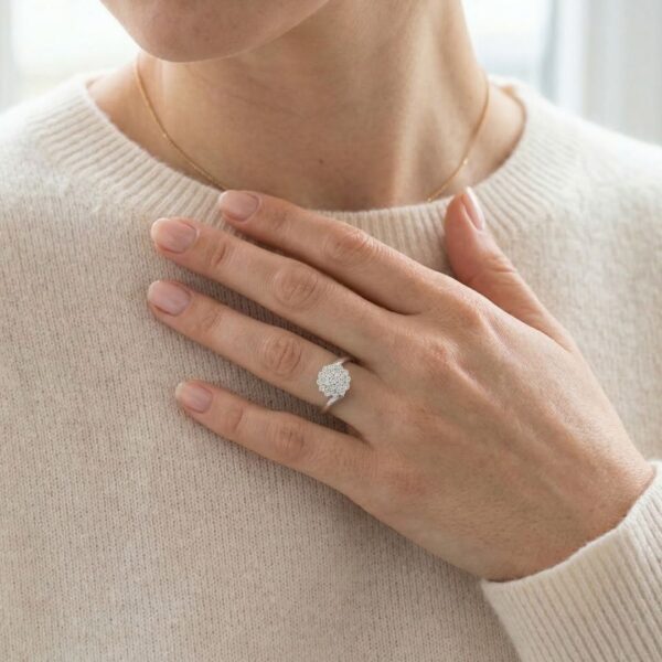 טבעת אשכול פרחונית זוהרת מיהלום טבעי במשקל 0.54 קראט בזהב לבן 18 קראט