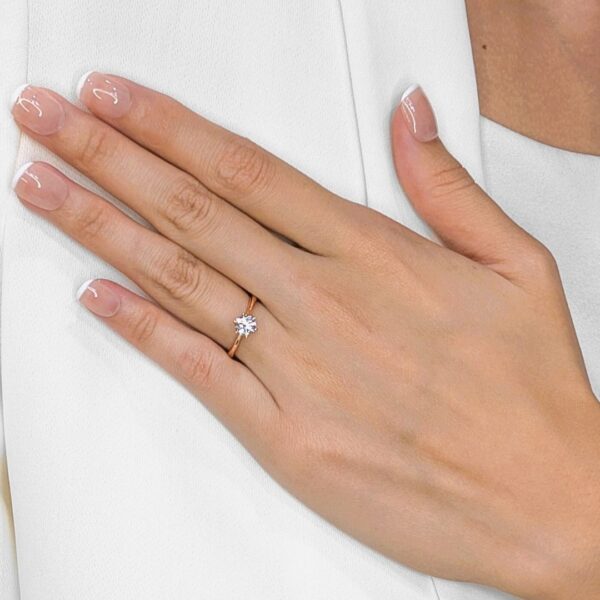 טבעת סוליטר יהלום טבעי זוהרת 0.70 קראט בזהב ורוד 18 קראט (Destinee Lee Hwa) - מתועדת GIA