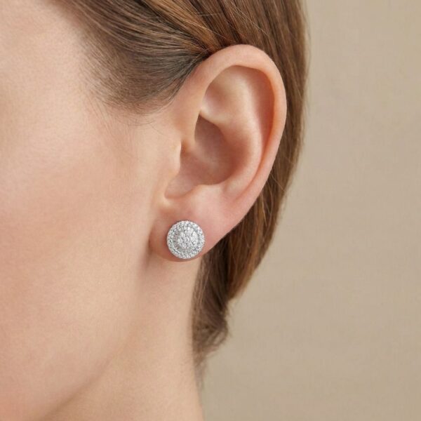 עגילי יהלום צמודים קורנים בהילת יהלומים במשקל 1.00 קראט בזהב לבן 18 קראט (חדשים-לא נענדו)