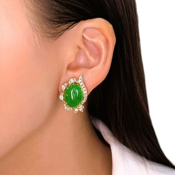 עגילים זוהרים עם ג'ייד ירוק 1.12ct ויהלומים בזהב 18k צהוב