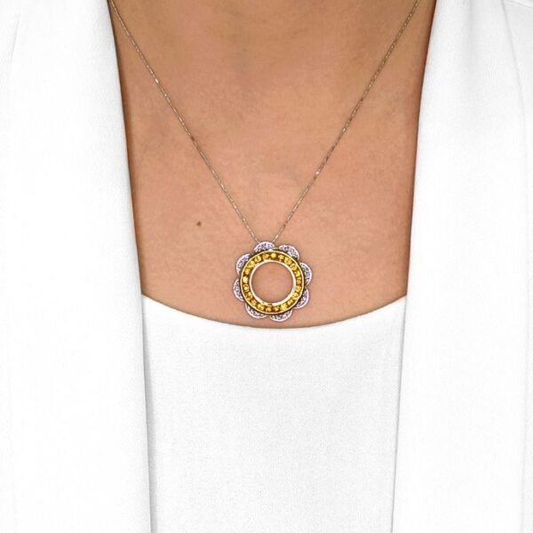 תליון דו-גוני מזהב 18 קראט, משובץ ספיר צהוב זוהר במשקל 1.29 קרט ויהלומים בעיצוב פרחוני