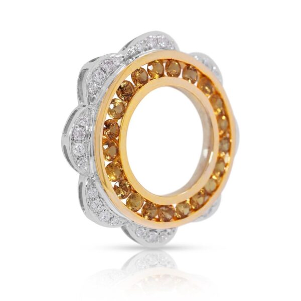 תליון דו-גוני מזהב 18 קראט, משובץ ספיר צהוב זוהר במשקל 1.29 קרט ויהלומים בעיצוב פרחוני