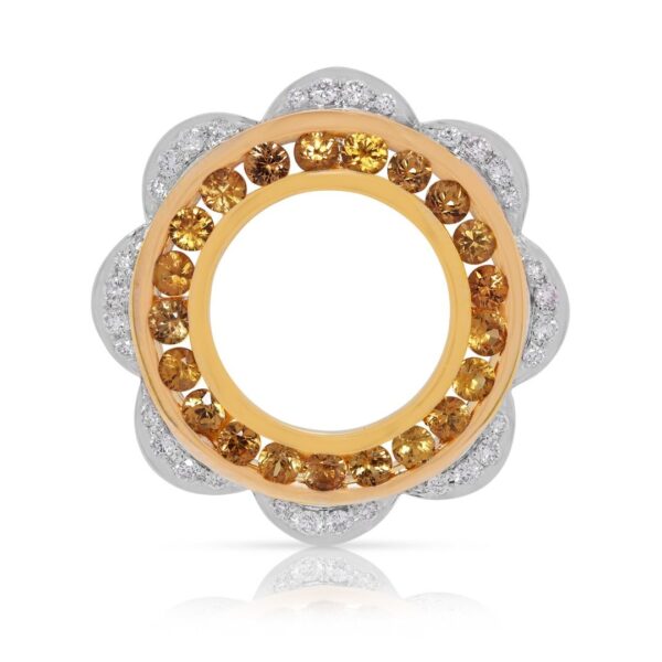 תליון דו-גוני מזהב 18 קראט, משובץ ספיר צהוב זוהר במשקל 1.29 קרט ויהלומים בעיצוב פרחוני