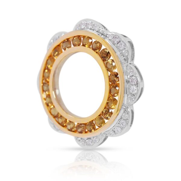 תליון דו-גוני מזהב 18 קראט, משובץ ספיר צהוב זוהר במשקל 1.29 קרט ויהלומים בעיצוב פרחוני