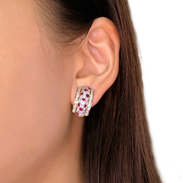 עגילי האגי מזהב צהוב 18k, קורנים עם רובי 1.38ct ויהלומים טבעיים