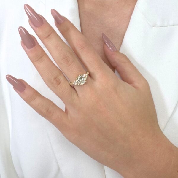 טבעת שלושה יהלומים זוהרת במשקל כולל של 1.76 קראט בזהב צהוב 18 קראט - מתועדת IGI