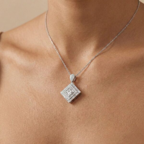 תליון הילה כפולה זוהר משובץ יהלום טבעי במשקל 1.77 קראט בזהב לבן 18K