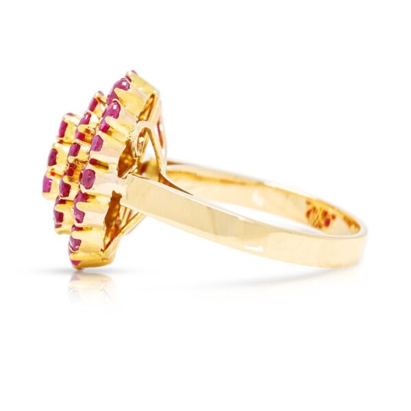 טבעת אשכול פרחונית זוהרת עם רובי אדמדם-ורדרד 1.80ct בזהב צהוב 18K