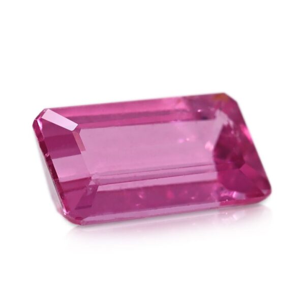 אבן חן טורמלין טבעי ורוד זוהרת במשקל 2.49ct, בחיתוך אמרלד