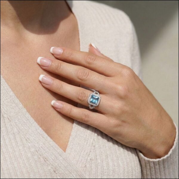 טבעת קורנת משובצת טופז כחול בהיר 2.50 קרט ויהלומים בזהב לבן 18 קראט