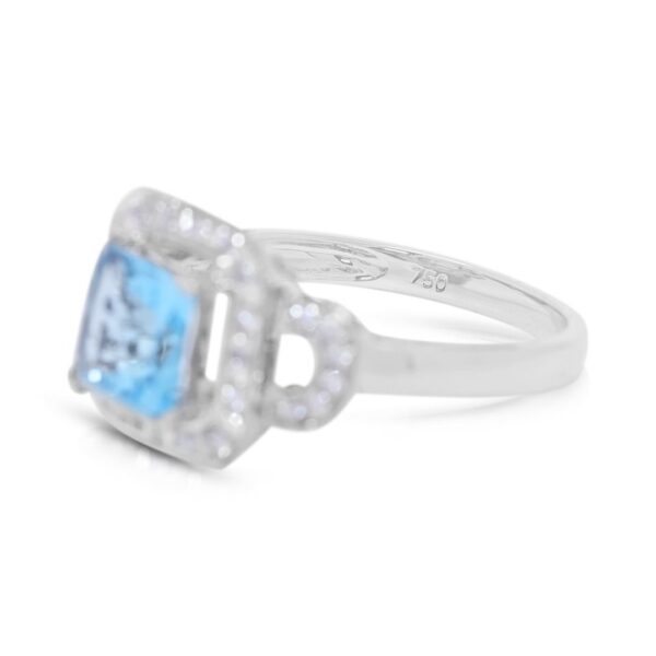 טבעת קורנת משובצת טופז כחול בהיר 2.50 קרט ויהלומים בזהב לבן 18 קראט