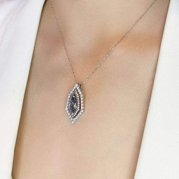 תליון יהלום טבעי מרכזי כחול אפור פנסי נדיר 4.62ct בזהב לבן 18K - מתועדת IGI