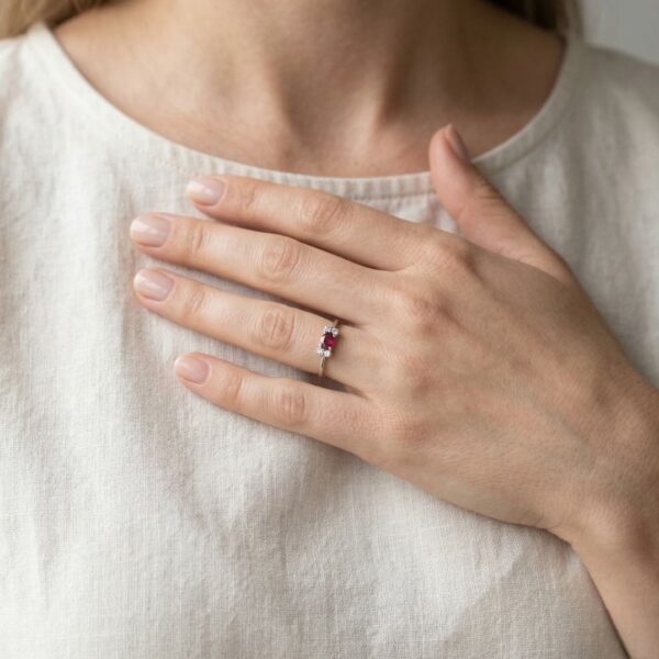 טבעת רובי ויהלומים מעודנת 0.23ct בזהב לבן 18K