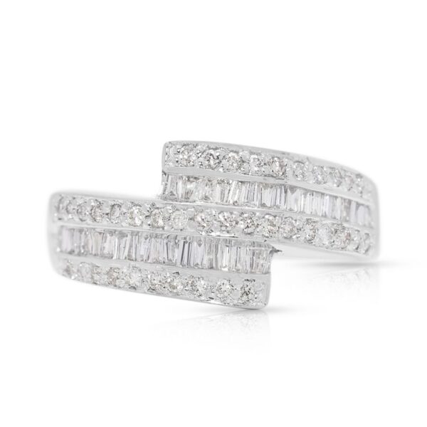 טבעת עוטפת יהלומים מעודנת 0.54ct בזהב לבן 18K (חדשה-לא נענדה)