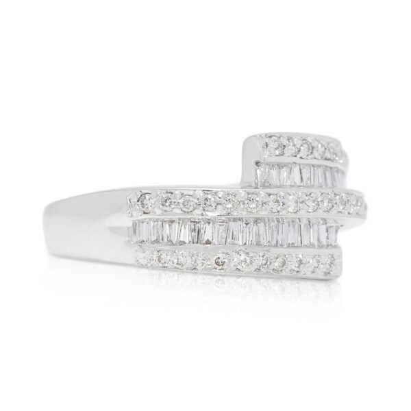 טבעת עוטפת יהלומים מעודנת 0.54ct בזהב לבן 18K (חדשה-לא נענדה)