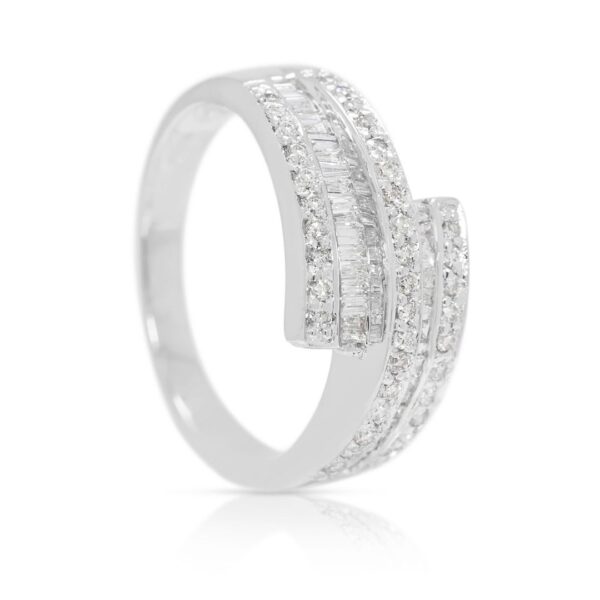 טבעת עוטפת יהלומים מעודנת 0.54ct בזהב לבן 18K (חדשה-לא נענדה)