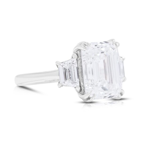 טבעת יהלומים מעודנת אמרלד וטרפז במשקל 3.57 קרט בזהב לבן 18K - GIA מתועדת