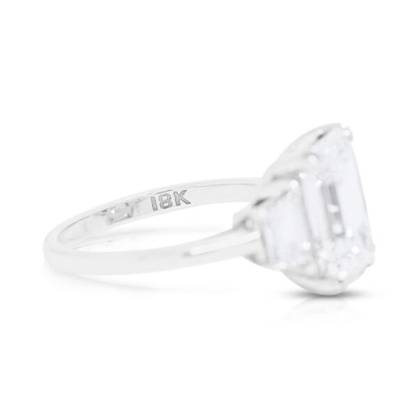 טבעת יהלומים מעודנת אמרלד וטרפז במשקל 3.57 קרט בזהב לבן 18K - GIA מתועדת