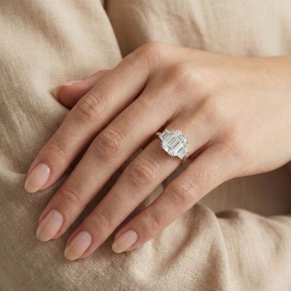 טבעת יהלומים מעודנת אמרלד וטרפז במשקל 3.57 קרט בזהב לבן 18K - GIA מתועדת