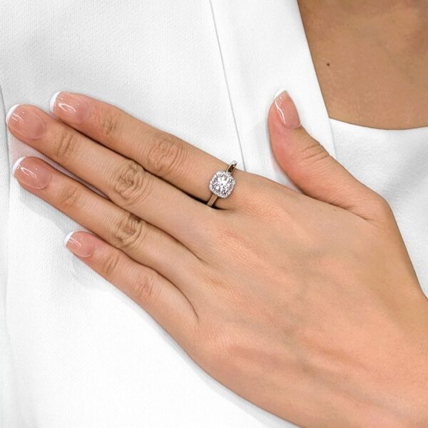 טבעת פלטינה מלכותית עם יהלום 1.01 קראט ועיטורי ספיר (חדש-לא נענד) - מתועדת AGS