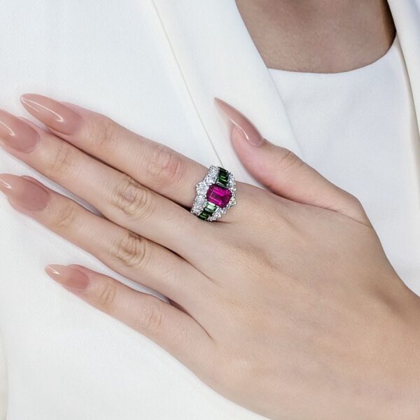 טבעת פאווה מרהיבה עם טורמלין, צאבוריט ויהלומים טבעיים במשקל 4.66 קרט בזהב לבן 18 קראט