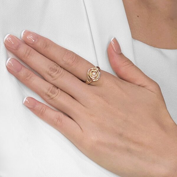 טבעת דיור קוטור ורד גדול רומנטית מזהב ורוד 18 קראט משובצת יהלום טבעי 0.07 קראט