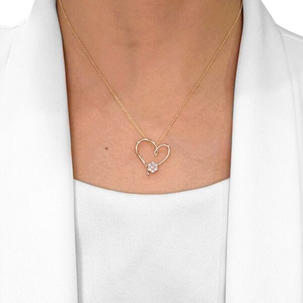 תליון לב פרחוני רומנטי משובץ יהלומים במשקל 0.17 קרט בזהב ורוד 18 קראט