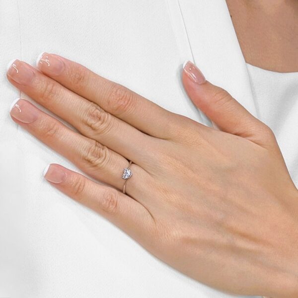 טבעת רומנטית מזהב לבן 18 קראט, משובצת יהלום טבעי בחיתוך לב במשקל 0.50 קראט - מתועדת GIA