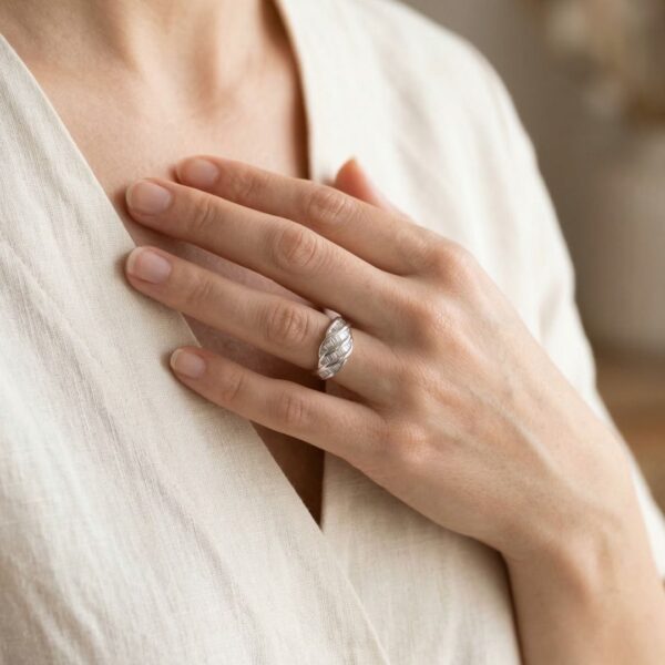 טבעת גל פיסולית מיהלומי באגט טבעיים 0.70 קראט בזהב פלטינה